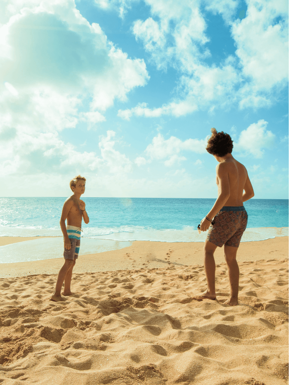 Les Stations - Jeunes jouant sur la plage