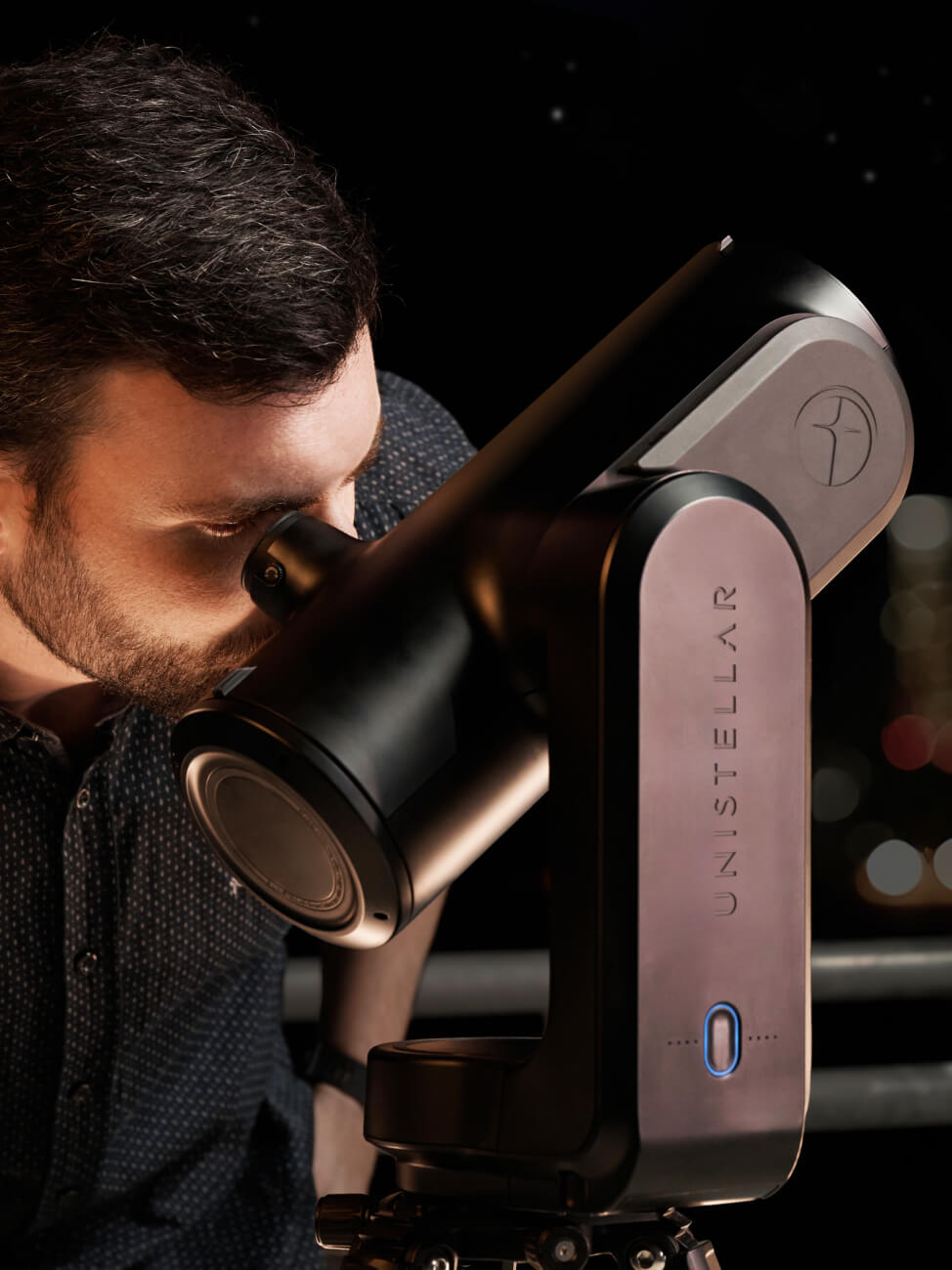 Unistellar - Homme observant le ciel avec télescope